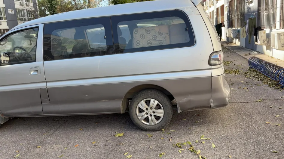 Silver van on a street: the real photograph against the splatting render from the same camera (Held-out photo)